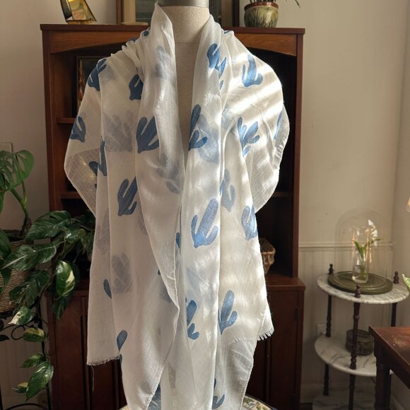 Cactus Motif Lightweight Shawl Wrap 68" X 26" White & Blue 100% Viscose - Picture 1 of 3